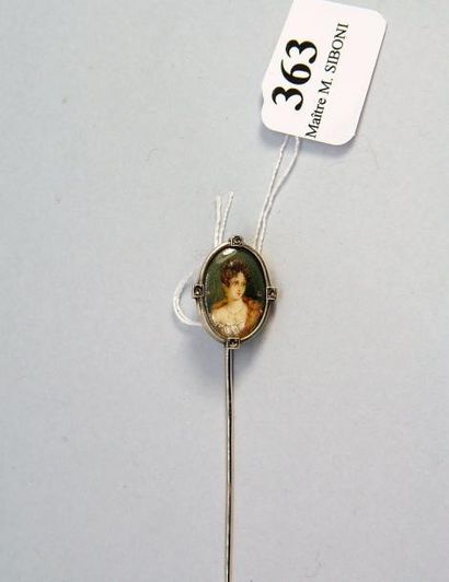 null 363- Epingle de cravate en argent ornée d'une miniature ovale ''portrait de...