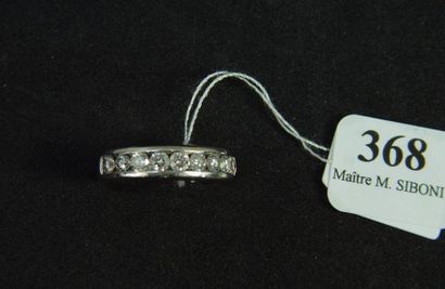 null 368- Demi-alliance en or gris sertie d'un rail orné de neuf diamants taillés...