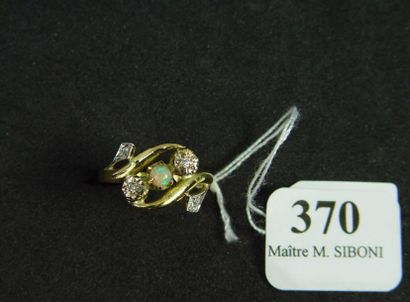 null 370- Bague croisée en or jaune ornée d'une opale et de roses

Epoque 1920

Pds...