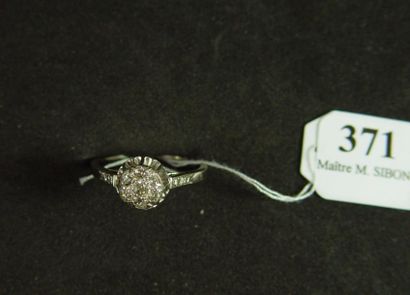 null 371- Bague en platine et or gris pavée au centre de petits diamants et sertie...