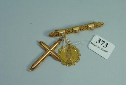 null 373- Croix en or jaune, broche barrette en or sertie de trois perles et médaille...