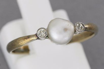 null 383- Bague en or ornée d'une perle (fine) épaulée de deux diamants