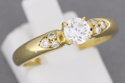 null 389- VCA

Bague en or ornée d'un brillant central épaulé de brillants

Pds :...