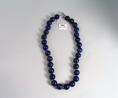 null 392- Collier de boules de lapis-lazuli chocker, fermoir argent

Pds brut : 129...