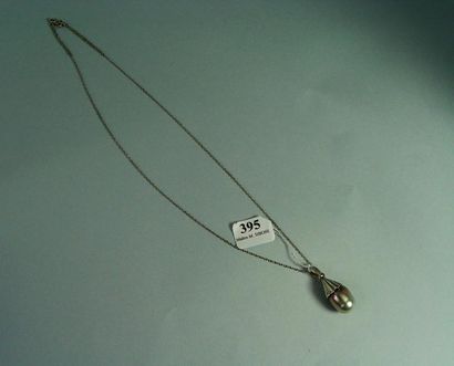 null 395- Pendentif perle de Tahiti grise baroque, monture en or gris, soutenu par...