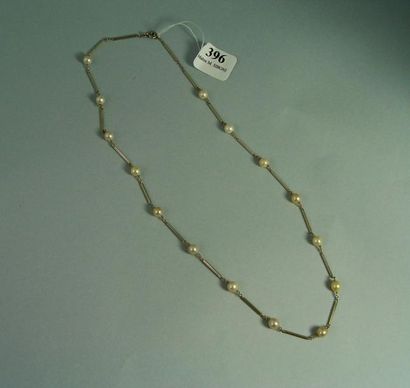 null 396- Collier en or gris, maillons bâtonnets alternés de perles fines et perles...