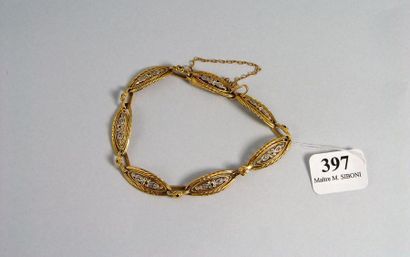 null 397- Bracelet en or jaune, maillons fuseaux ajourés ornés de motifs ''fleurs''...