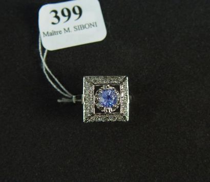 null 399- Bague en platine à décor pyramidale ornée de diamants taillés en brillants...