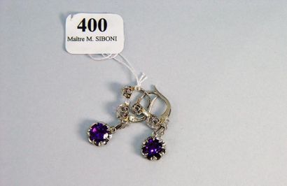 null 400- Boucles d'oreilles articulées en or gris ornées chacune de deux diamants...