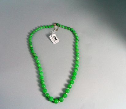 null 404- Collier de boules de jade en chute entrecoupées de petites perles blanches

Pds...