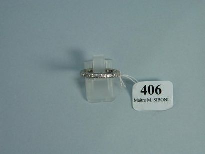null 406- Alliance américaine en platine gravée sertie de petits diamants

Tour de...