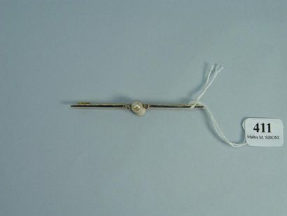 null 411- Barrette en or gris et or jaune sertie d'une perle et de deux diamants

Pds...