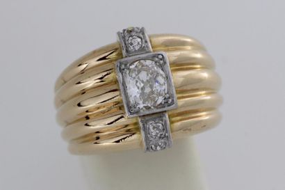 null 416- Bague 1940 en or ornée d'un diamant coussin épaulé de quatre diamants

Pds...