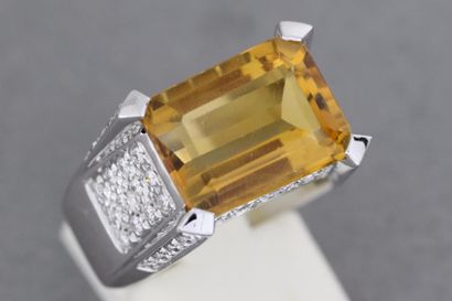 null 427- Bague en or ornée d'une citrine et de brillants

Tour de doigt : 53

Pds :...