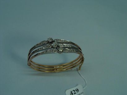 null 429- Bracelet rigide en or et argent formé de trois joncs sertis de diamants...