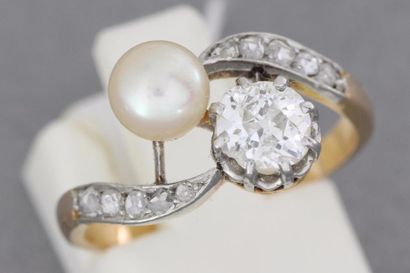 null 437- Bague Toi et Moi en or ornée d'une perle et d'un diamant épaulés de lignes...
