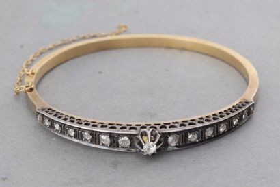 null 44- Bracelet rigide Napoléon III en or et argent orné d'une ligne de diamants...
