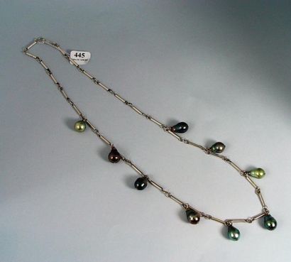 null 445- Collier avec bâtonnets en argent orné de neuf perles ''poires'' de Tahiti...