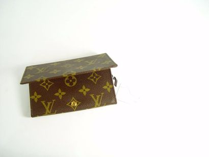 null 462- Louis VUITTON

Porte-monnaie ''Trésor'' en toile monogrammée, fermeture...