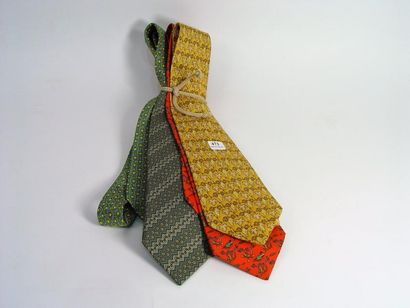 null 473- HERMES

Lot de quatre cravates en soie