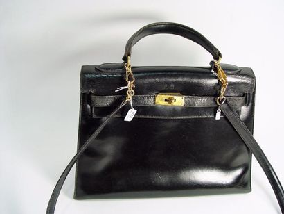 null 474- HERMES

Sac Kelly avec sa housse, modèle moyen, en box noir