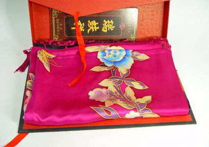null 475- Châle en soie à franges à décor de fleurs rose fuchsia

Extrême-Orient