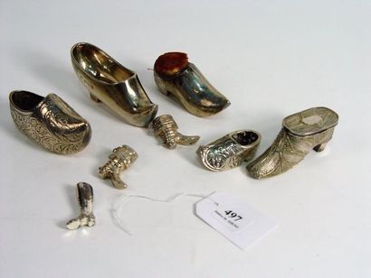 null 497- Lot de huit chaussures miniatures en argent pour la plupart

XIXème siècle

Pds...