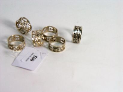 null 500- Lot de six anneaux ajourés en métal argenté à décor de roses