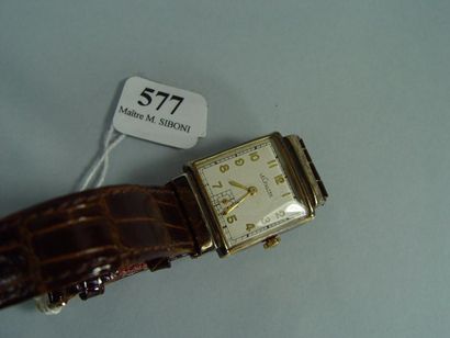 null 577- LECOULTRE

Montre en métal doré, bracelet en cuir
