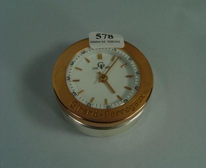 null 578- GIRARD-PERREGAUX

Pendulette en acier et métal doré