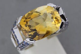 null 58- Bague en or ornée d'une citrine épaulée de saphirs et de brillants

Pds :...