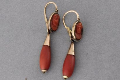 null 64- Paire de boucles d'oreilles en or ornées de cabochons de corail retenant...