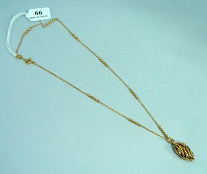 null 66- Chaîne de cou en or jaune et son pendentif ''Pomme de pin''

Pds net : 7,70...