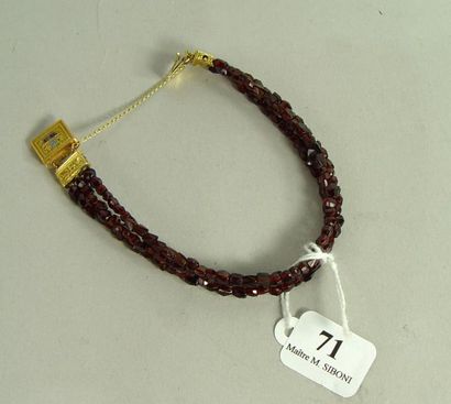 null 71- Bracelet trois rangs

Perles de grenat, fermoir en or jaune

Pds : 10 g