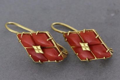 null 85- Paire de boucles d'oreilles en or enrichies de corail 

Pds : 5,3 g

On...