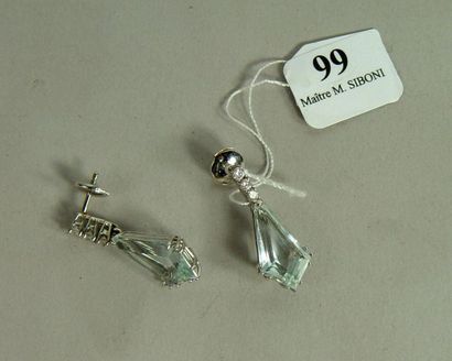 null 99- Pendants d'oreilles en or gris ornés chacun d'une aigue-marine surmontée...