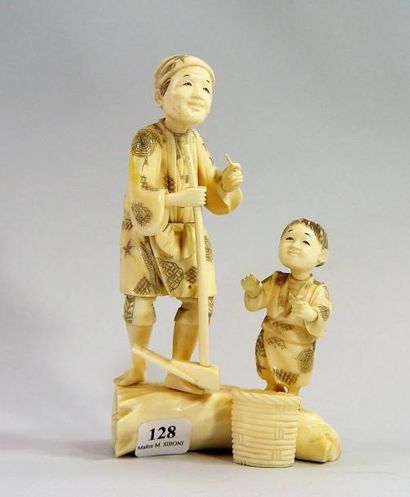 null 128- Paysan et enfant''

Okimono en ivoire

Signé

Début XXème siècle

Hauteur...