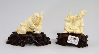 null 130- ''Pêcheur'' et ''Fumeur''

Deux Okimono en ivoire

Hauteur : 5 cm