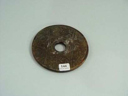 null 144- Disque en pierre dure sculpté de dragons et tortues

Diamètre : 12 cm