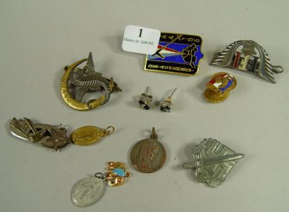 null 1- Broches, boucles d'oreilles, médailles et décorations