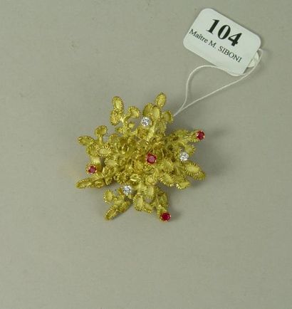 null 104- Broche ''fleur'' en or jaune sertie de rubis et de brillants

Pds brut...