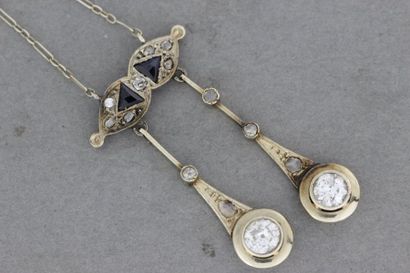 null 111- Collerette en or gris ornée d'un motif serti de pierres et de diamants...