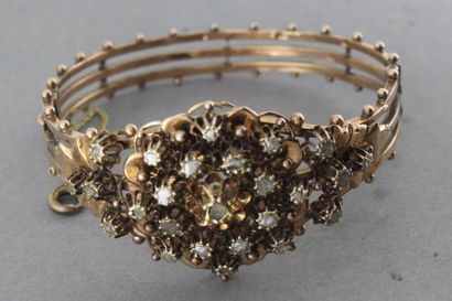 null 113- Bracelet rigide ouvrant en or (9k) à motif de rosace serttie de diamants

Epoque...