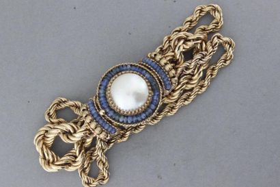 null 118- Bracelet composé de trois brins d'or torsadé orné d'un motif orné d'une...