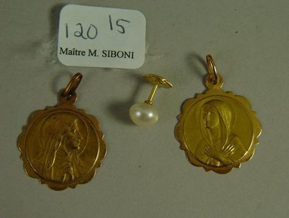 null 120-5- Bouton d'oreille ''perle'' et deux médailles religieuses

Pds net : 3,90...