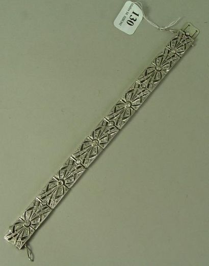 null 130- Bracelet Art Déco en or gris, motifs à décor géométrique sertis d'un pavage...