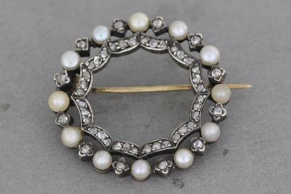 null 131- Broche couronne de fleur en or enrichie de diamants et de perles fines

XIXème...