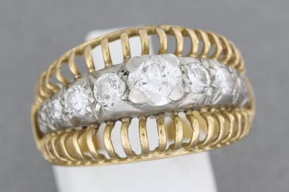 null 143- Bague en or et platine ornée d'un diamant central épaulé de diamants

Pds...