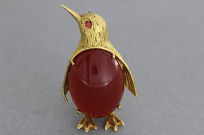 null 175- roche "Pingouin" en or, le corps est constitué d'un cabochon de corail,...