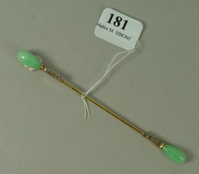 null 181- Epingle de jabot en or jaune, extrémités ornées d'un motif poire de jade-jadéite...